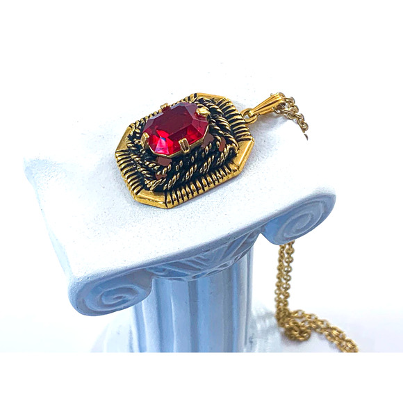 Sarah Coventry "Majorca" Red Cut Glass Pendant with Antiqued Gold Setting - 1969 - Picture 9 of 10